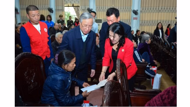 Trân Quôc Vuong remet des cadeaux du Têt 2020 à des pauvres du district d’Y Yên, province de Nam Dinh. Photo : baonhandao.vn.