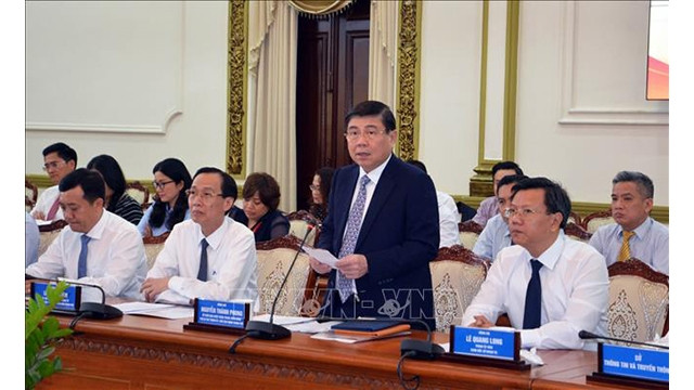 Le président du comité populaire municipal de Hô Chi Minh-Ville, Nguyên Thành Phong, s'exprime lors de la rencontre avec les nouveaux chefs de missions diplomatiques du Vietnam à l’étranger. Photo: VNA