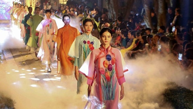 Un défilé d'ao dài. Photo : VNA.