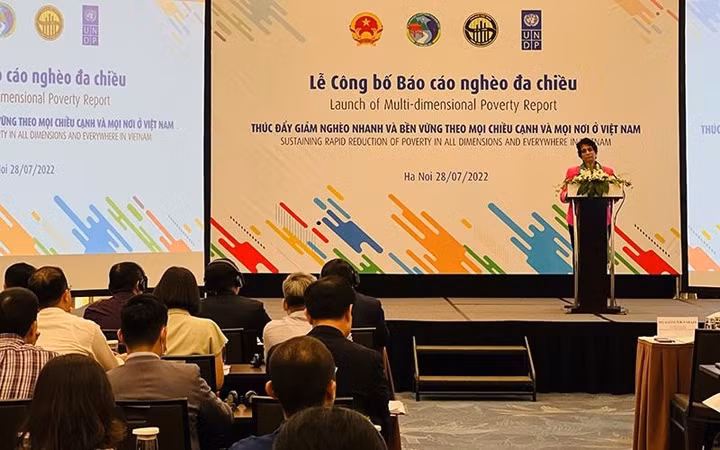 Cérémonie pour annoncer les résultats du rapport sur la pauvreté multidimensionnelle. Photo : VNA.