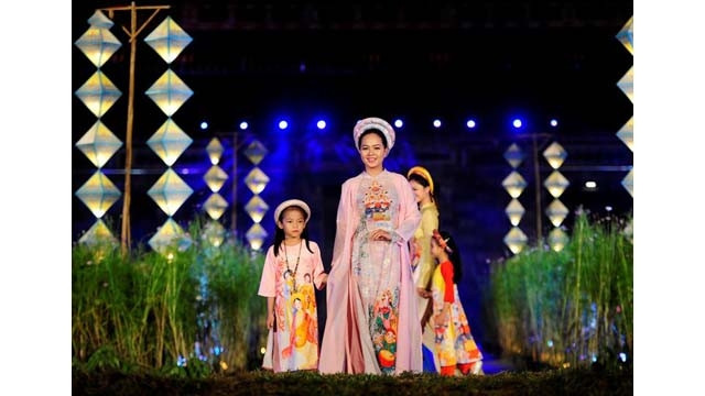  La représentation du « ao dài » à la place Ngo Môn de Huê. Photo : VOV.