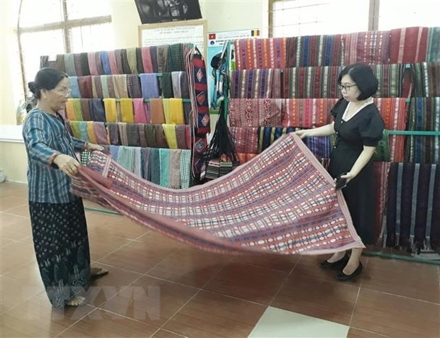 Dans un magasin au village de tissage du brocart My Nghiep. Photo : VNA.