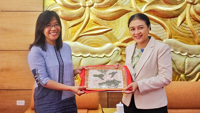 La présidente de l’Union des organisations d’amitié du Vietnam, Nguyên Phuong Nga (à droite), et Giang Wells-Dang, directrice exécutive de l’Organisation Children of Vietnam. Photo: thoidai.com.vn