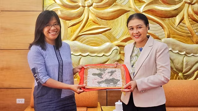 La présidente de l’Union des organisations d’amitié du Vietnam, Nguyên Phuong Nga (à droite), et Giang Wells-Dang, directrice exécutive de l’Organisation Children of Vietnam. Photo: thoidai.com.vn