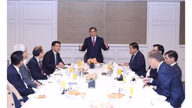 Le Premier ministre vietnamien, Pham Minh Chinh (debout), travaille avec certaines entreprises de Vietnamiens des Etats-Unis spécialisées dans les secteurs financier et technologique. Photo : VNA.