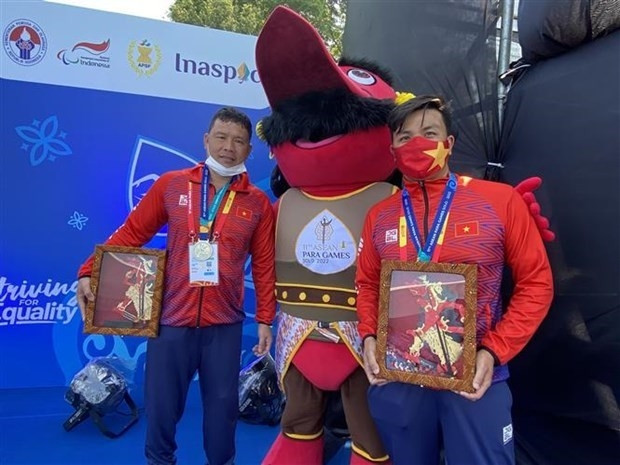 Le nageur Vo Huynh Anh Khoa (gauche) remporte la première médaille d'or pour l'équipe de natation du Vietnam le 1er août. Photo: VNA