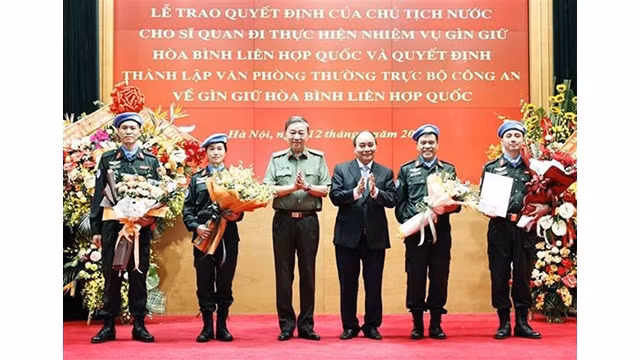 Le Président vietnamien, Nguyên Xuân Phuc (3e à droite), exhorte la Police populaire à redoubler d’efforts pour accomplir sa mission de maintien de paix de l’ONU. Photo : VNA.