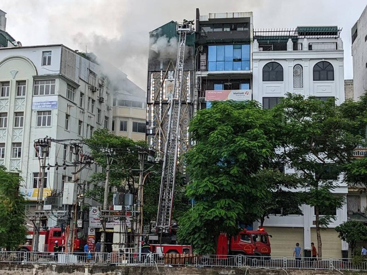 L'incendie s'est déclaré au dernier étage d'un bar karaoké dans l’arrondissement de Câu Giây. Photo : NDEL.