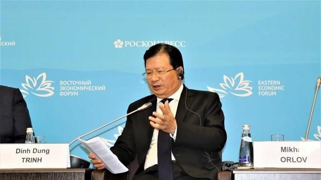 Le Vice-Premier ministre Trinh Dinh Dung prend la parole lors de l'événement. Photo : VNA.