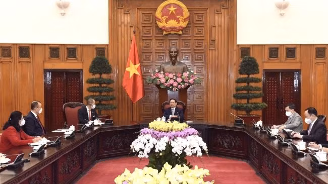 Lors de la séance de travail entre le Premier ministre vietnamien, Pham Minh Chinh, et Takeshi Kasai, directeur régional de l'Organisation mondiale de la Santé (OMS) pour le Pacifique occidental: Photo : Trân Hai/NDEL.