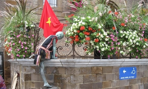 Le Maca de Wavre vêtu d’un costume de l’ethnie Bana. Photo : Huong Giang/CVN