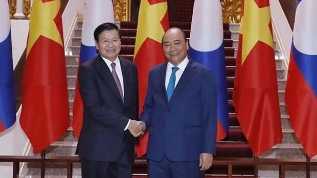 Le Premier ministre vietnamien Nguyên Xuân Phuc (à droite) et son homologue laotien Thongloun Sisoulith, le 1er octobre à Hanoi. Photo : VNA.