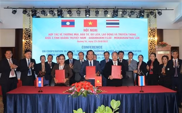 Signature d'un protocole d'accord de coopération entre Quang Tri (Vietnam), Savannakhet (Laos) et Mukdahan (Thaïlande). Photo : VNA.