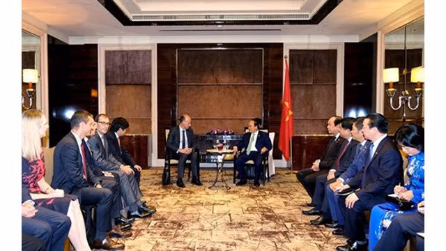 Le Premier ministre Nguyên Xuân Phuc (au centre, à droite) et le vice-président du groupe pétrolier et gazier Total Christian Cabrol. Photo: VNA