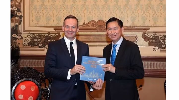 Le vice-président du Comité populaire municipal, Trân Vinh Tuyên (droite) et vice-gouverneur et ministre de l'économie, des transports, de l'agriculture et de la viticulture du Land Rhénanie-Palatinat, le Dr Volker Wissing. Photo : VNA.