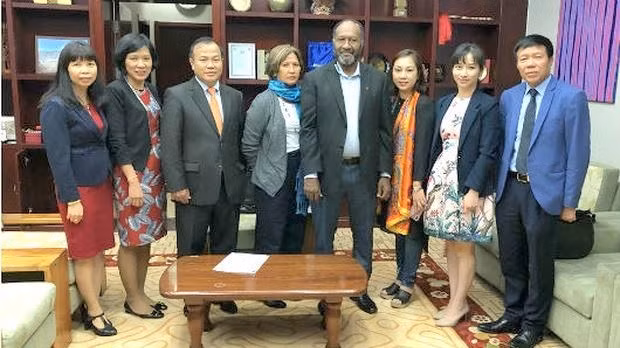 Le vice-ministre Vu Hông Nam (3e, à gauche) et le PM vanuatais Charlot Salwai (4e, à droite). Photo: PLO.