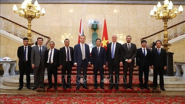 Le président de la Commission économique du Comité central du Parti, Trân Tuân Anh, le ministre d’Etat au Bureau des affaires étrangères, du Commonwealth et du développement Graham Stuart (4e à partir de la droite) et le ministre d’État au Cabinet Office Nigel Adams (6e à partir de la droite). Photo : VNA.