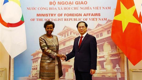 Le ministre vietnamien des Affaires étrangères, Bùi Thanh Son (à droite), et la Secrétaire générale de l'OIF, Louise Mushikiwabo. Photo : VNA.