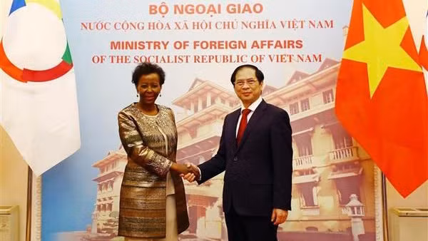 Le ministre vietnamien des Affaires étrangères, Bùi Thanh Son (à droite), et la Secrétaire générale de l'OIF, Louise Mushikiwabo. Photo : VNA.