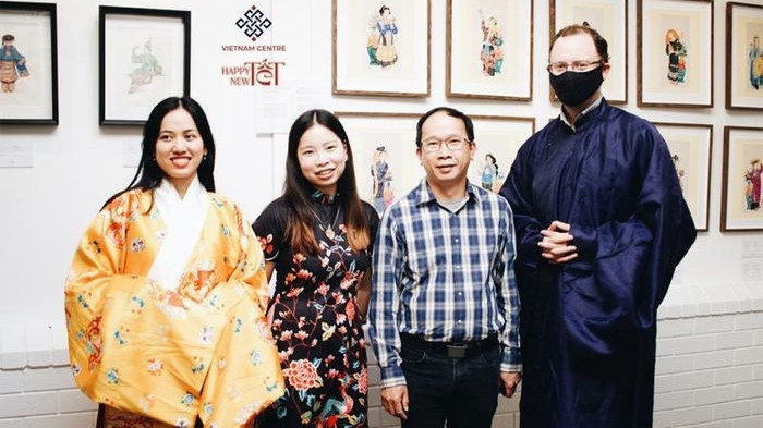 De vêtements traditionnels vietnamiens présentés à l'exposition « Happy New Têt ». Photo : NDEL.