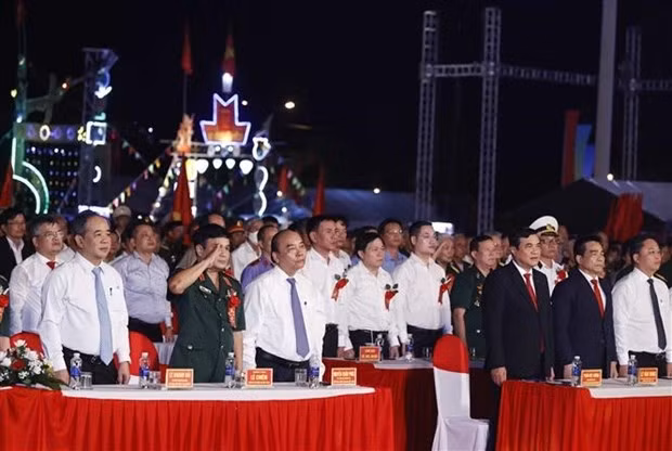 Le Président Nguyên Xuân Phuc assiste à la célébration des 50 ans de la victoire de Cam Doi. Photo : VNA.