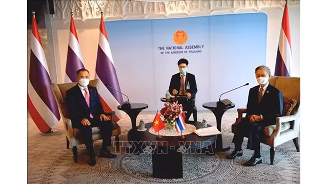 Le président du Parlement de Thaïlande, Chuan Leekpai et l'ambassadeur du Vietnam en Thaïlande, Phan Chi Thanh (gauche). Photo : VNA.
