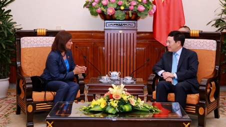 Le Vice-PM et ministre vietnamien des AE, Pham Binh Minh (à droite), et l’Ambassadrice du Timor Oriental au Vietnam, Pascoela Barreto dos Santos, le 15 août, à Hanoi. Photo: BNG.