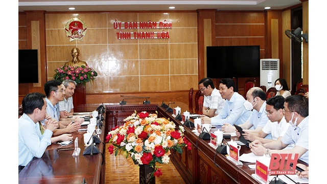 La séance de travail. Photo : Journal Thanh Hoa.