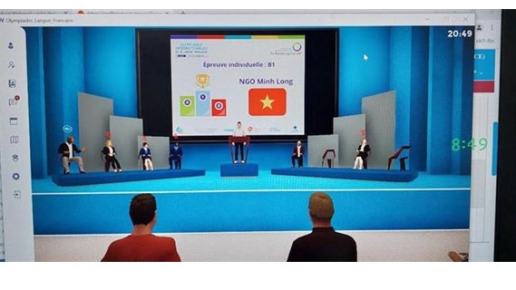 Ngô Minh Long, une élève de 12e du lycée Hon Gai dans la province de Quang Ninh, reçoit le premier prix aux Olympiades françaises 2021. Photo : VNA.