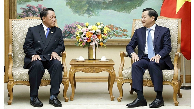 Le Vice-Premier ministre Lê Minh Khai (à droite) et le ministre lao des Finances, Bounchom Ubonpaseuth. Photo : VNA.