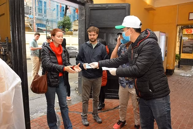 Distribution gratuite de masques à des visiteurs. Photo : NDEL.