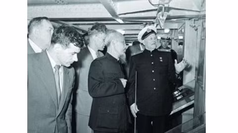La photo «La visite du cuirassé Rang Dông (Aube) par Hô Chi Minh, Président de la République démocratique du Vietnam, en août 1957 à Leningrad» sera présentée à l’exposition.