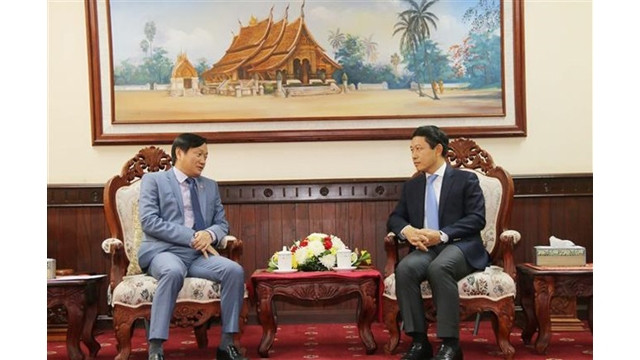 L'ambassadeur du Vietnam au Laos, Nguyên Ba Hùng (gauche), et le ministre laotien des Affaires étrangères, Saleumxay Kommaith. Photo : VNA.