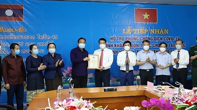 La cérémonie de remise du don de la province laotienne de Khammouane. Photo : Journal Thoi Dai.