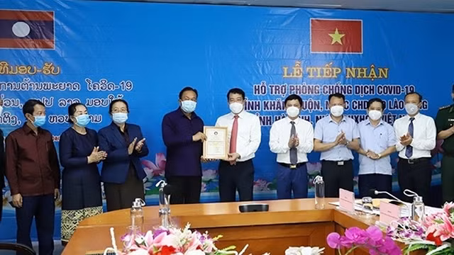 La cérémonie de remise du don de la province laotienne de Khammouane. Photo : Journal Thoi Dai.