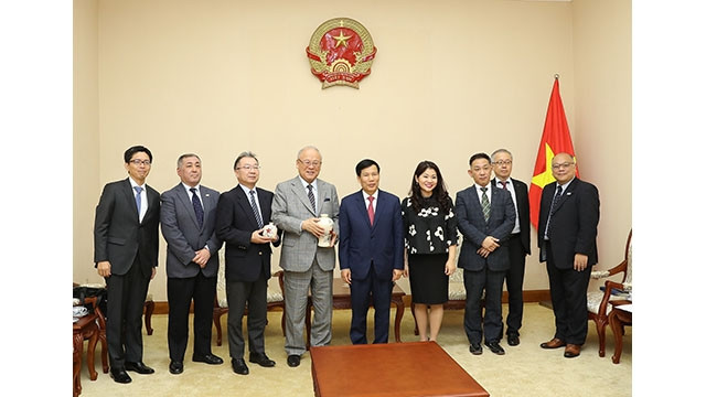 Le ministre vietnamien de la Culture, des Sports et du Tourisme Nguyên Ngoc Thiên et Tsumoto Takebe, conseiller spécial de l'Alliance parlementaire d'amitié Japon-Vietnam. Photo : VGP.