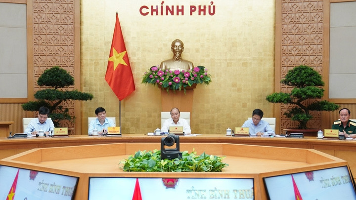 Le PM Nguyên Xuân Phuc lors de la séance de travail virtuelle avec des autorités de la province du centre-sud de Binh Thuân. Photo : VNA.
