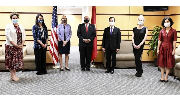 Réception pour marquer le 25e anniversaire des relations diplomatiques entre le Vietnam et les États-Unis, le 10 juillet au siège du Département d'État américain. Photo : baoquocte.vn.