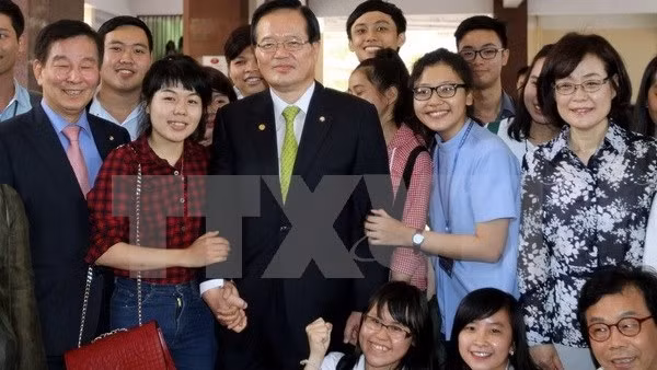Le Président de l'AN sud-coréenne, Chung Ui Hwa (au centre), rencontre les étudiants de l’Université des Sciences sociales et humaines de Hô Chi Minh-Ville. Photo: VNA.