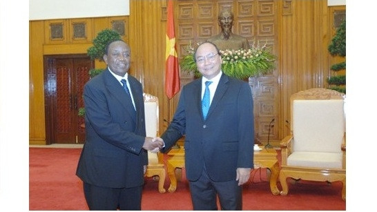 Le vice-Premier ministre Nguyên Xuân Phuc et son homologue de l'Ouganda, Muganoa Kagiura Henri. Photo: VGP.
