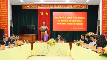 Séance de travail entre la Présidente de l’AN Nguyên Thi Kim Ngân et la Permanence du Comité du Parti de Quang Tri. Photo : VGP.