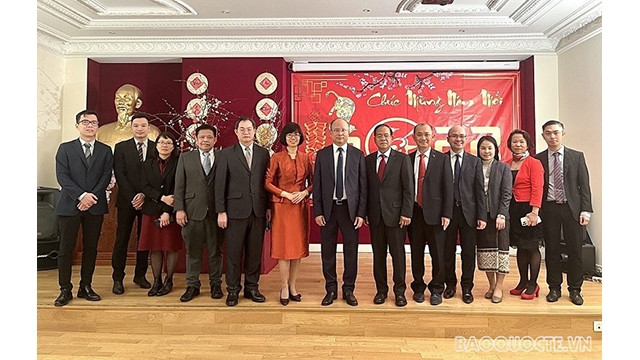 L’ambassadeur du Vietnam en France, Dinh Toan Thang et l'ambassadrice, déléguée permanente du Vietnam auprès de l'UNESCO Lê Thi Hông Vân et les la délégation lao. Photo: baocquocte.vn