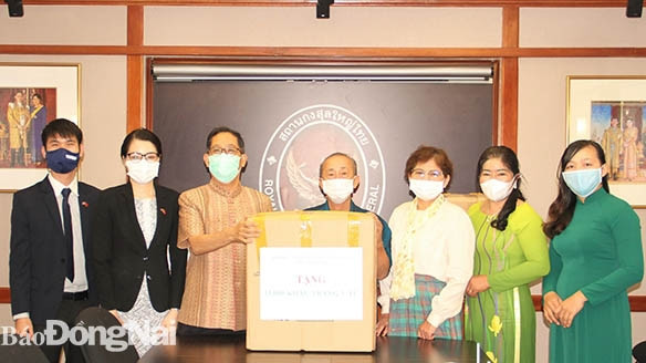 Cérémonie de remise des masques médicaux offerts par l'Association d'amitié Vietnam - Thaïlande de Dông Nai aux Thaïlandais par l'intermédiaire du consulat général de Thaïlande à Hô Chi Minh-Ville. Photo : thoidai.com.vn.