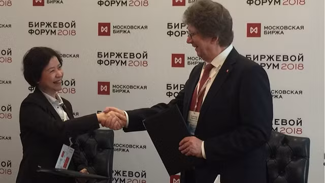 Cérémonie de signature du mémorandum de coopération entre HNX et MOEX , le 10 avril à Moscou, en Russie. Photo : tapchitaichinh.vn.