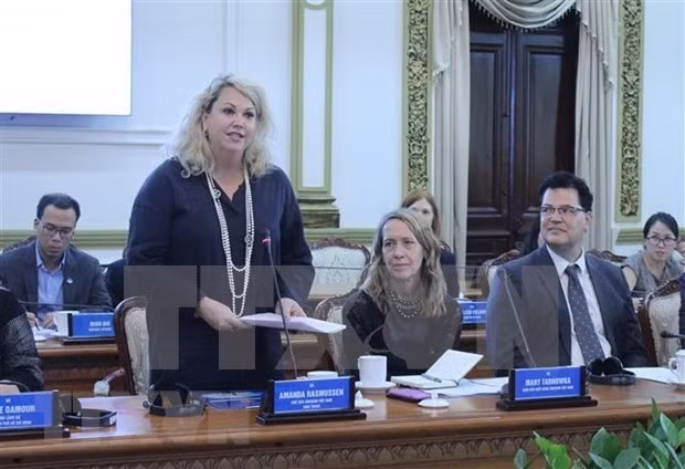 La présidente de l’AmCham au Vietnam, Amanda Rasussen lors de la séance de travail avec des responsables du Comité populaire de Hô Chi Minh-Ville. Photo : VNA.