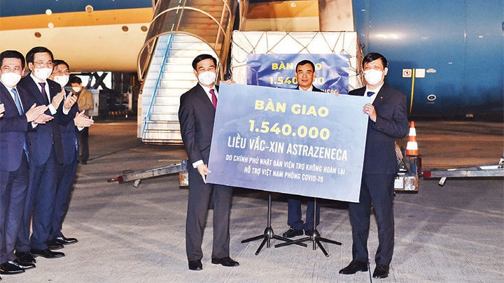 Lors de la cérémonie de remise des 1 540 000 doses de vaccin AstraZeneca offerts par le gouvernement japonais. Photo : VGP