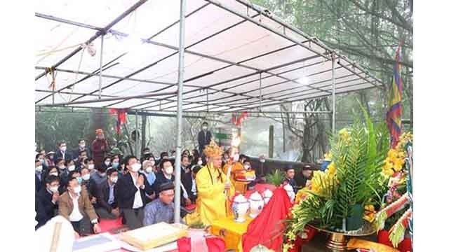 Une cérémonie de sacrifice au ciel et à la terre sur la montagne Ngu Nhac, relevant du site de Côn Son - Kiêp Bac (ville de Chi Linh, Hai Duong). Photo: VNA 