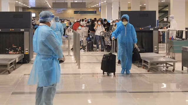 Des citoyens vietnamiens bloqués aux Émirats arabes ont été rapatriés à l'aéroport international de Cân Tho, le 2 mai. Photo : VOV.
