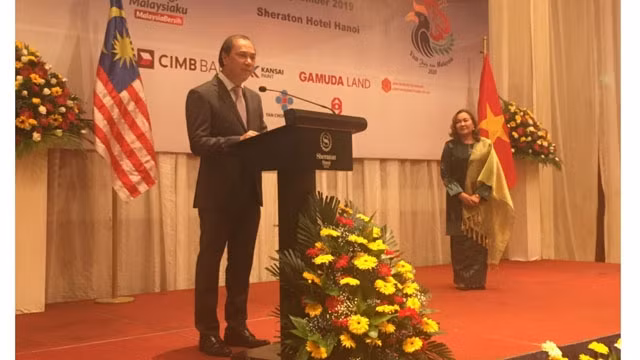 Le vice-ministre vietnamien des Affaires étrangères Nguyên Quôc Dung prend la parole lors de la célébration de la 62e Fête nationale de la Malaisie. Photo : baoquocte.vn.