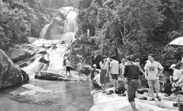 Les visiteurs à la grotte de Khe Van. Photo: NDEL.